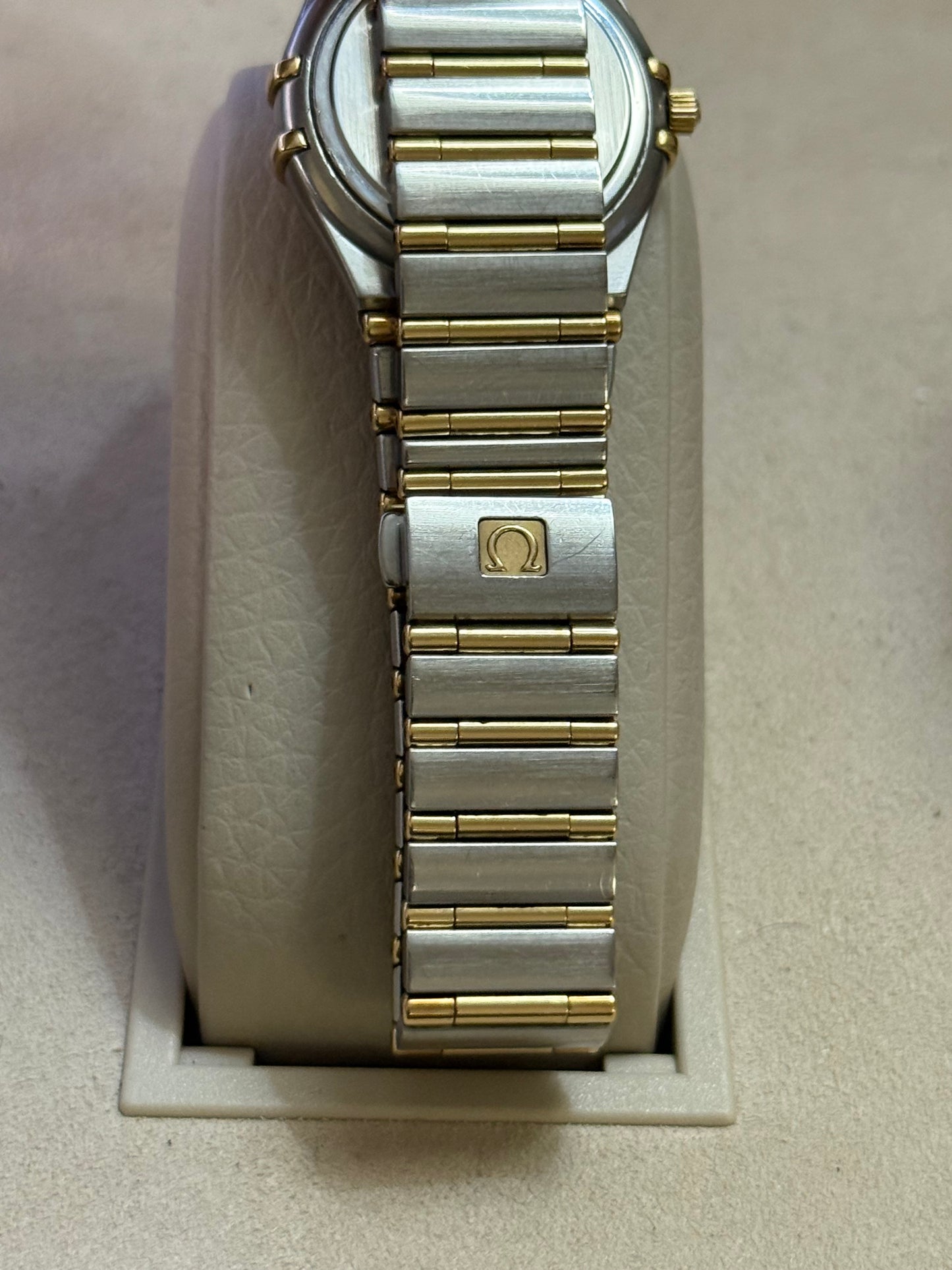 🟢 Omega Constellation Manhattan Mid-Size Two Tone Barras de Oro 🟢