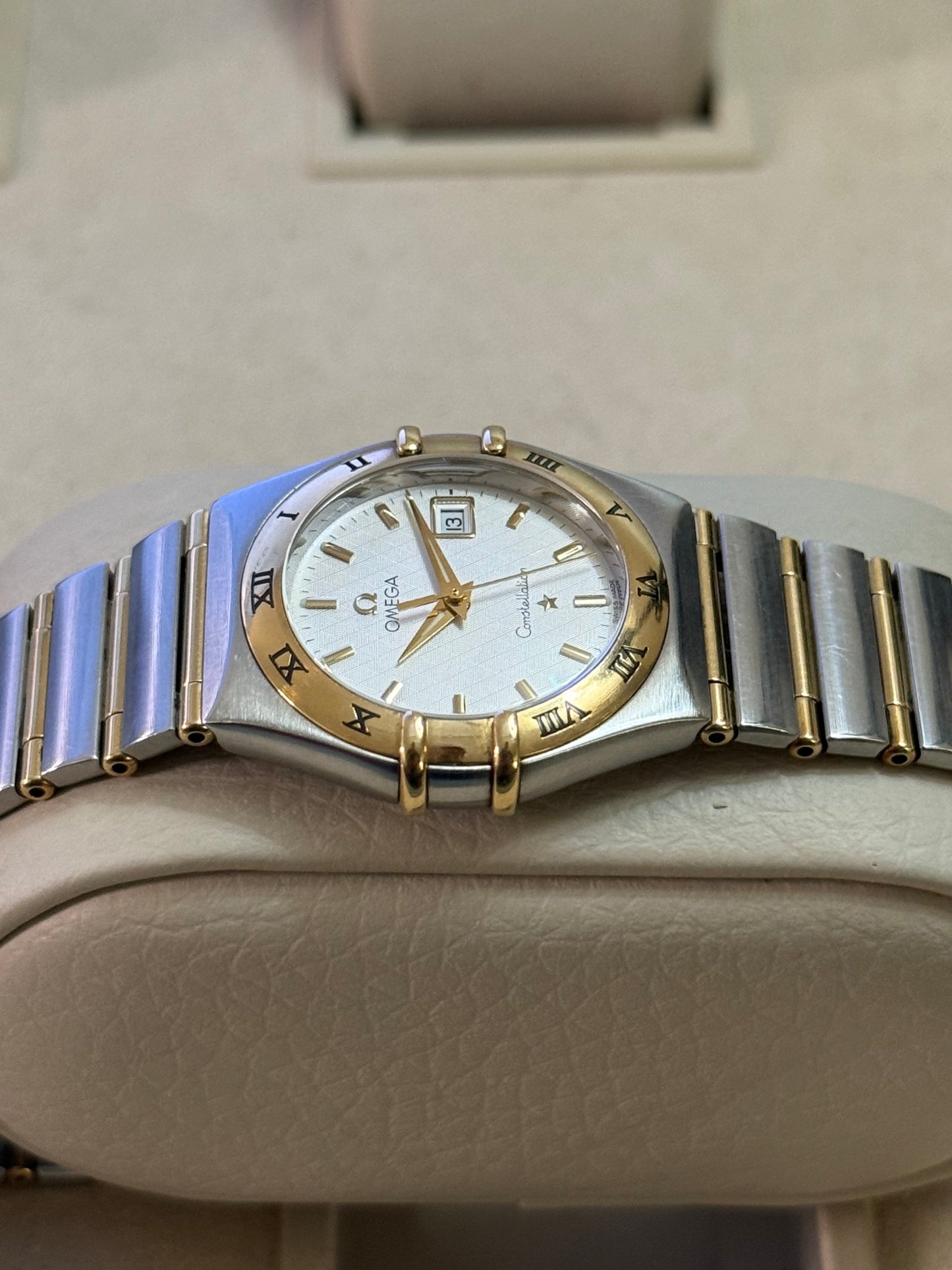 🟢 Omega Constellation Manhattan Mid-Size Two Tone Barras de Oro 🟢