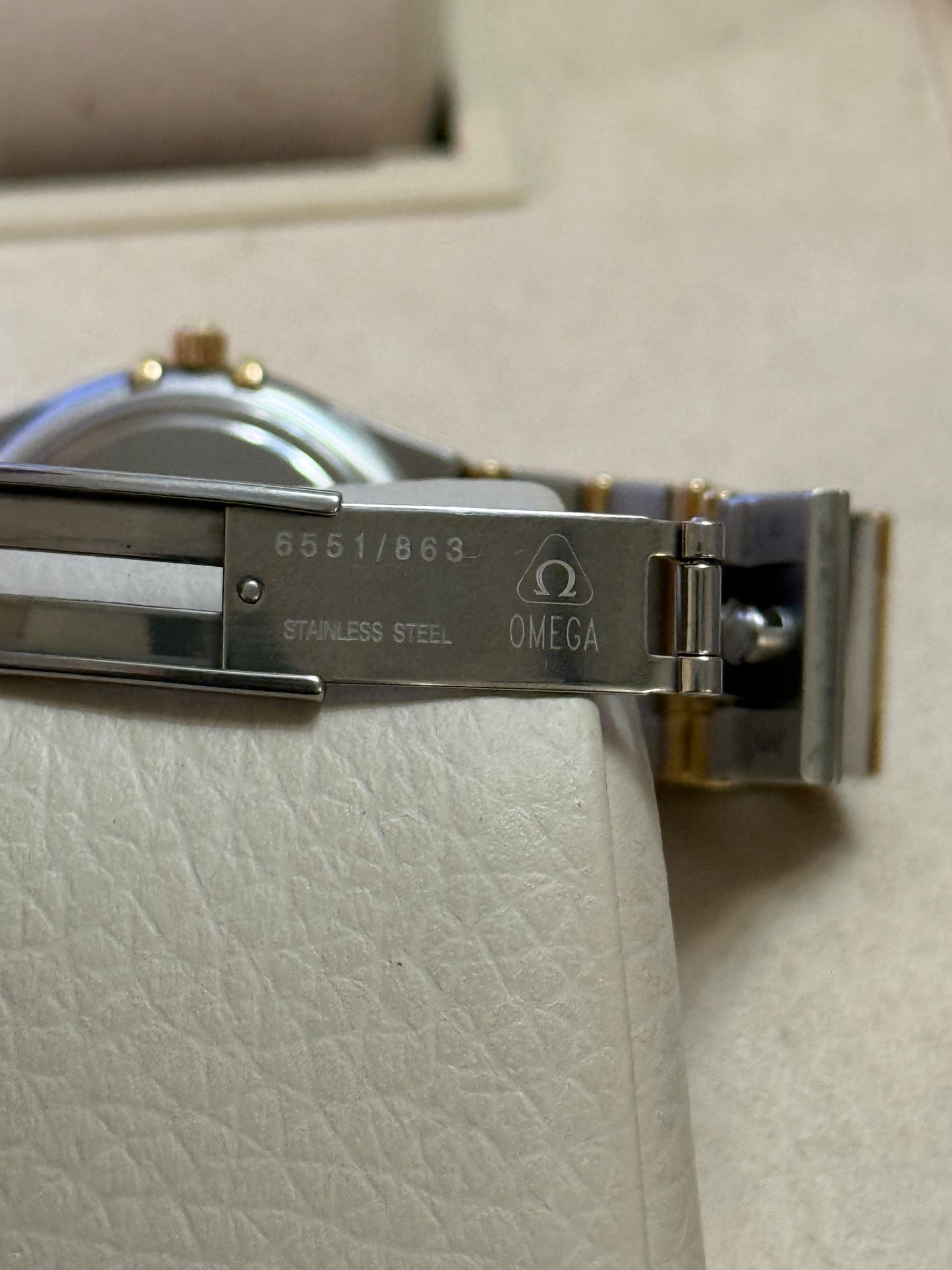 🟢 Omega Constellation Manhattan Mid-Size Two Tone Barras de Oro 🟢